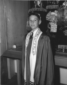 1961: Jerry Harris standing at Bimah